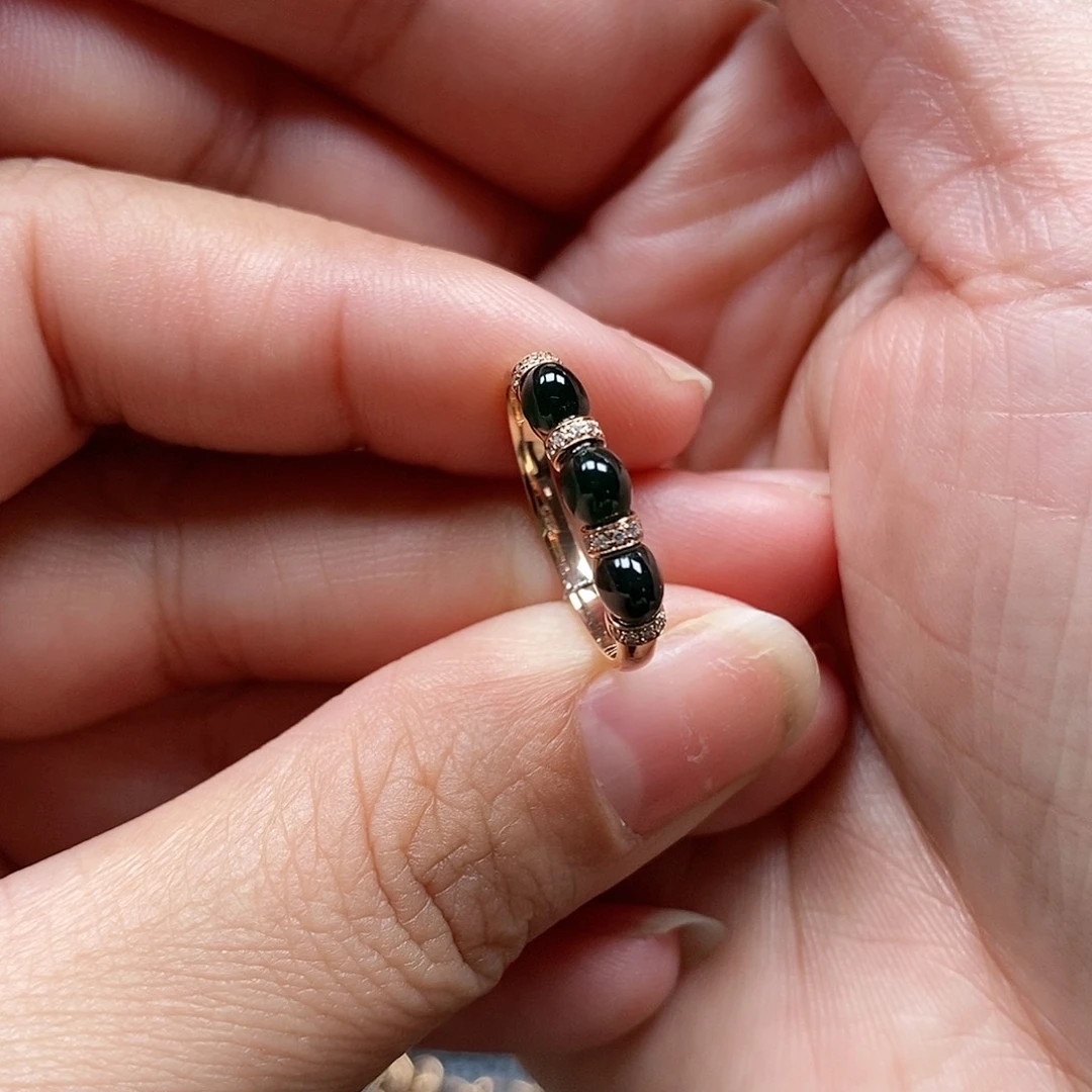 翡翠戒指18K金镶嵌墨翠