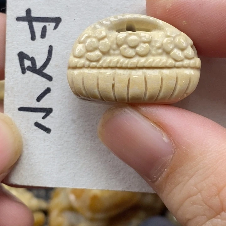 硅化珊瑚（珊瑚玉）未镶嵌颈饰