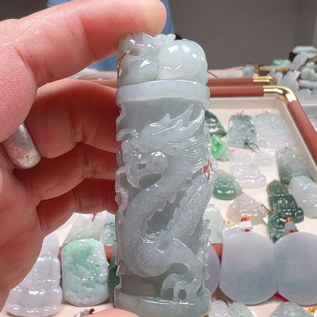 翡翠未镶嵌颈饰龙柱
