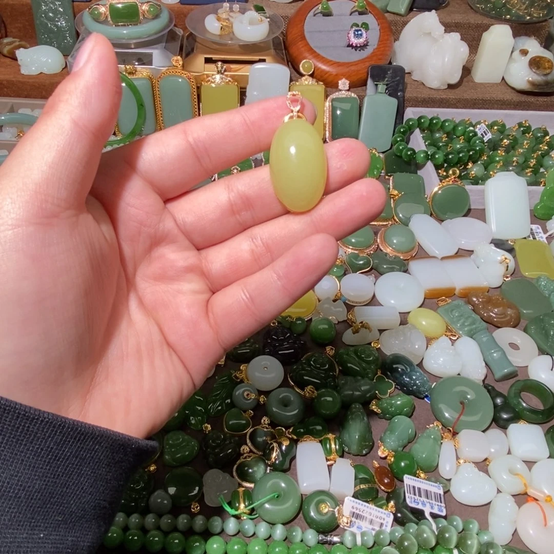 月***兮和田玉（黄玉）18K金镶嵌颈饰