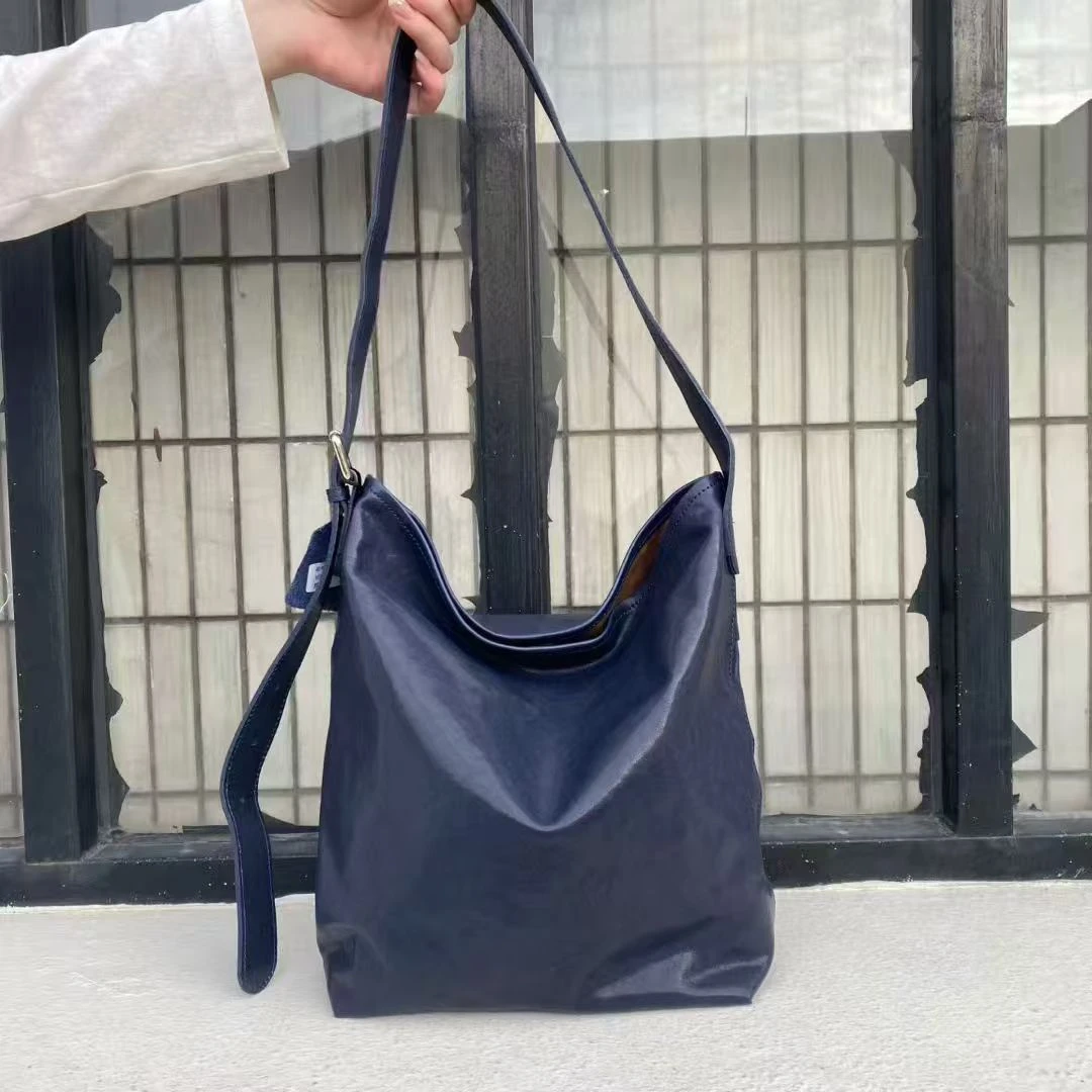 新款单肩斜跨头层水晶植鞣牛皮大容量极简韩版柔软水桶包76971