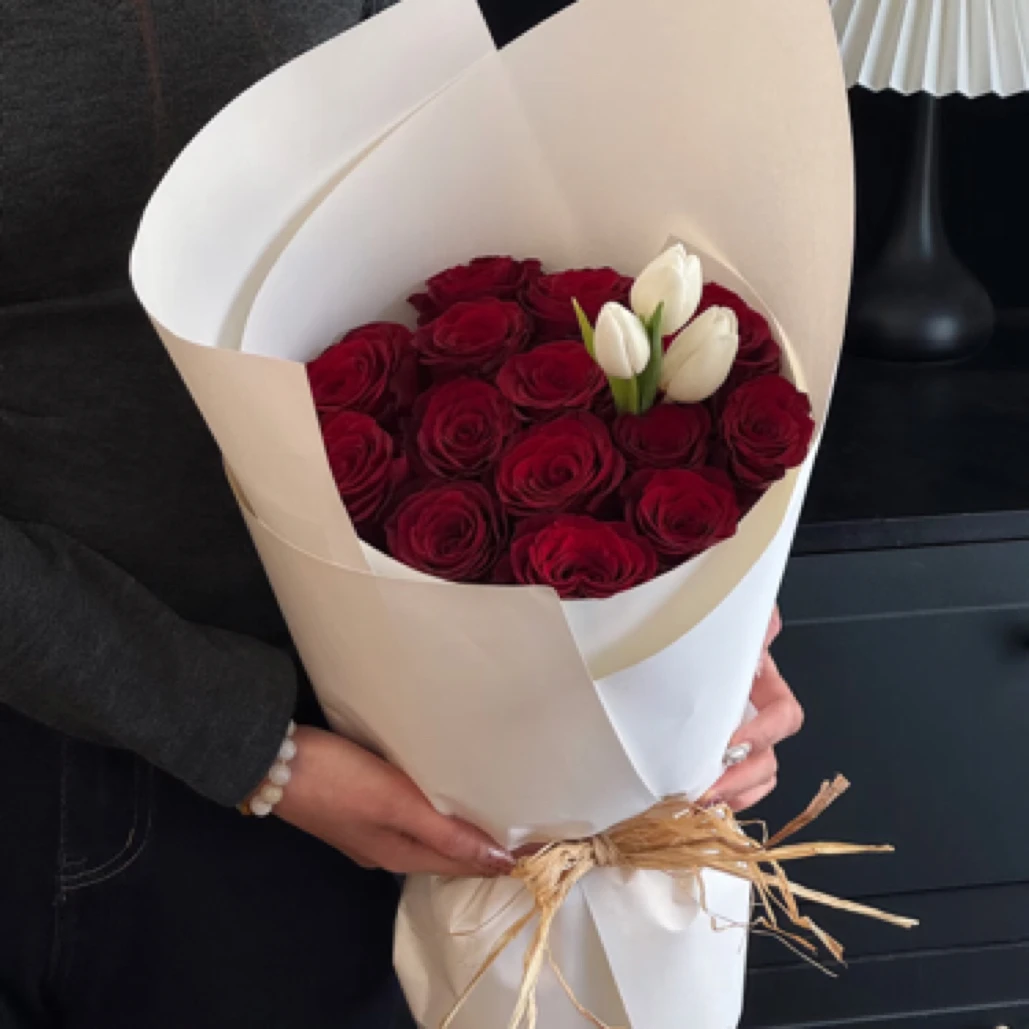 19朵红色玫瑰+3朵郁金香，简单即高级，就像我给你的爱一样纯粹