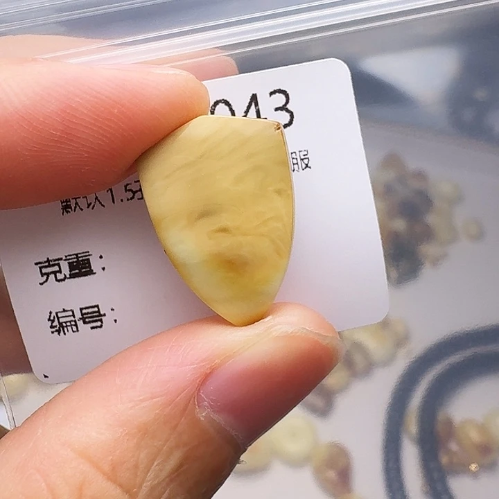 琥珀未镶嵌裸石琥珀