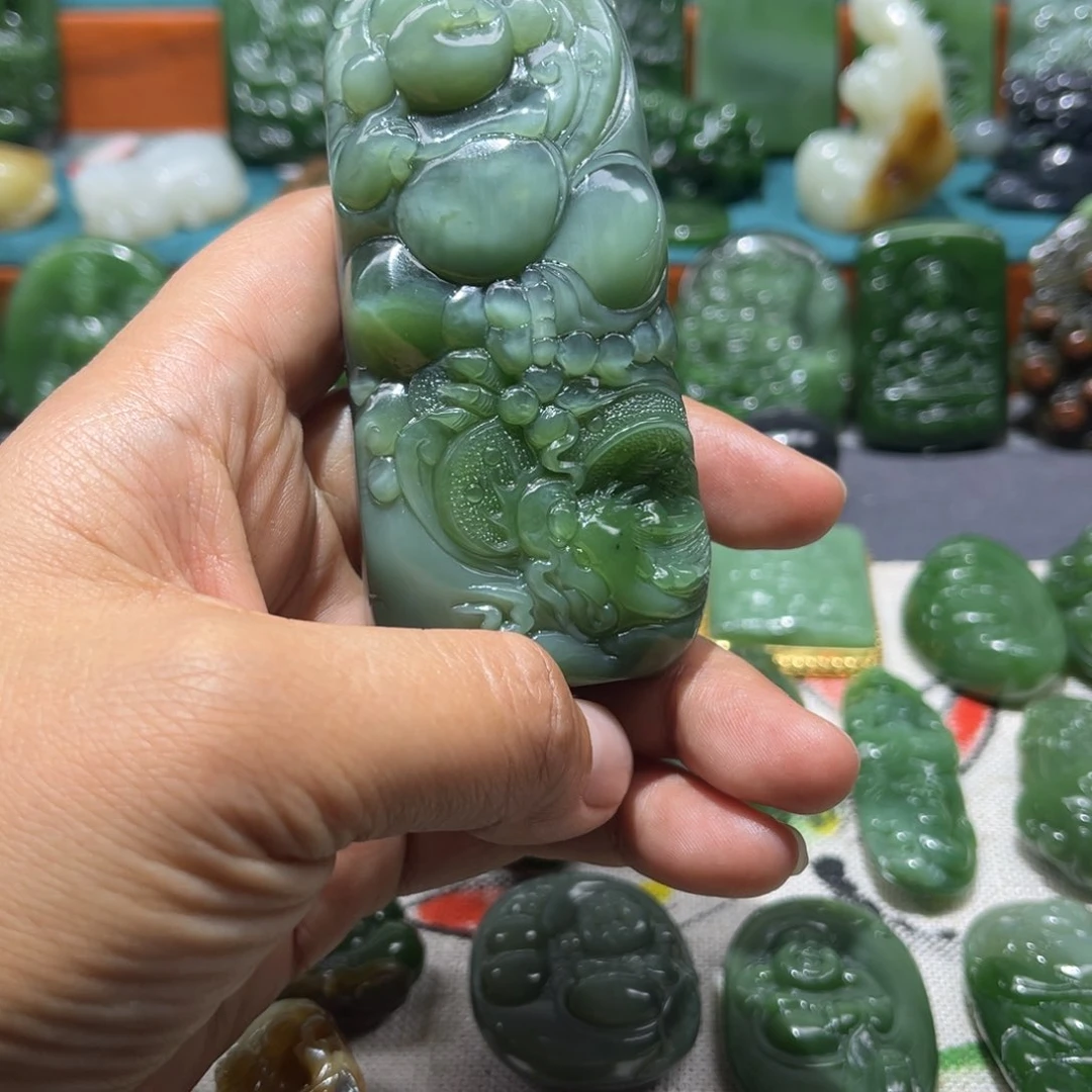 和田玉颈饰未镶嵌多**?