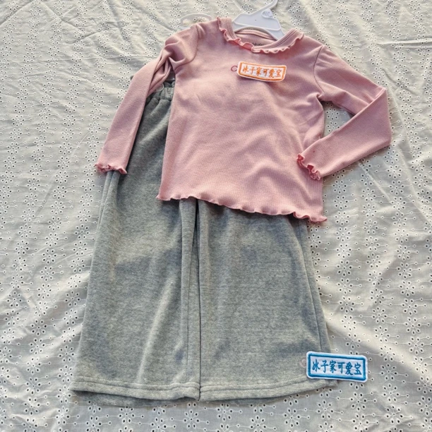 C家粉色螺纹上衣灰色天鹅绒阔腿裤套装