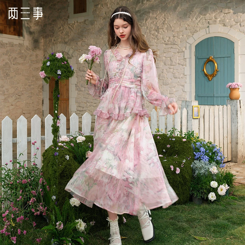 两三事 樱色之恋 2025春季新款荷叶边拼接印花雪纺连衣裙飘逸长裙