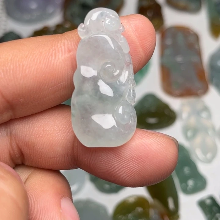 翡翠未镶嵌颈饰如意