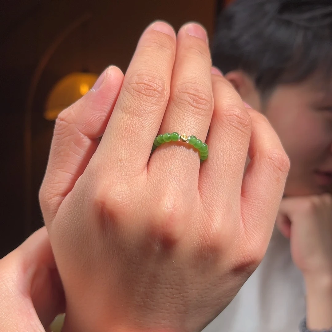 和田玉戒指18K金镶嵌碧玉戒圈辣绿99