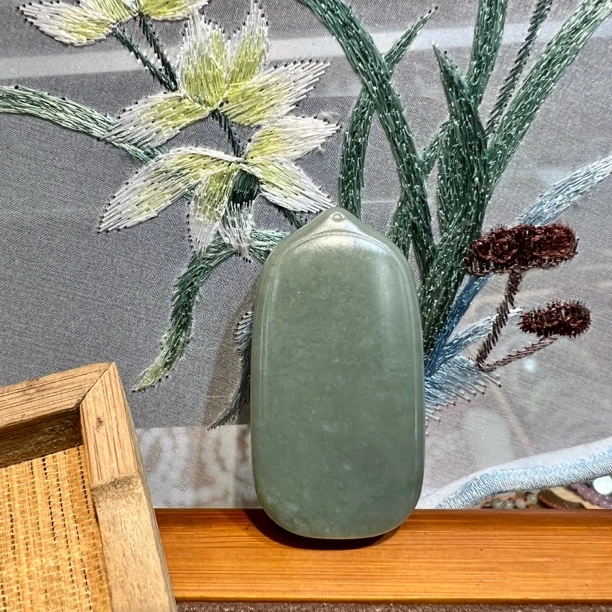 新疆和田玉 且末料 无事牌时尚精美男女款吊坠