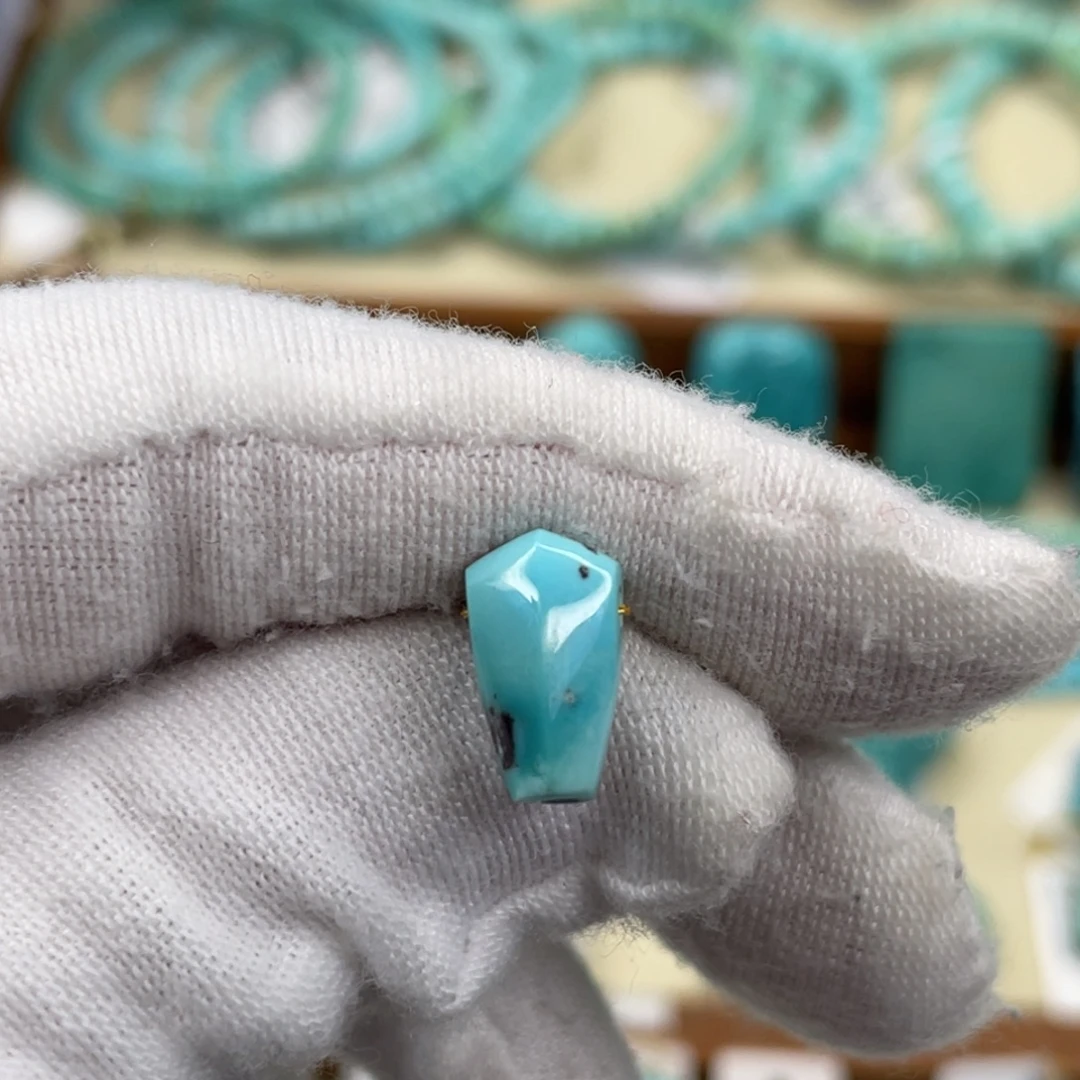 绿松石未镶嵌颈饰