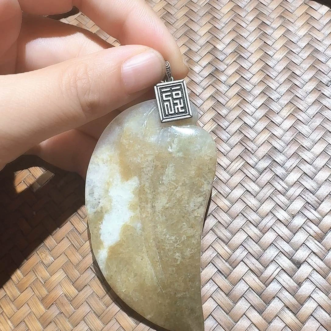颈饰未镶嵌翡翠个性十足