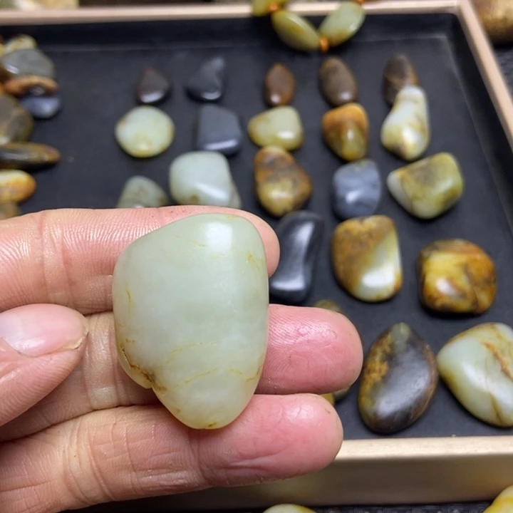 新***卒和田玉（糖玉）未镶嵌珠宝奇石