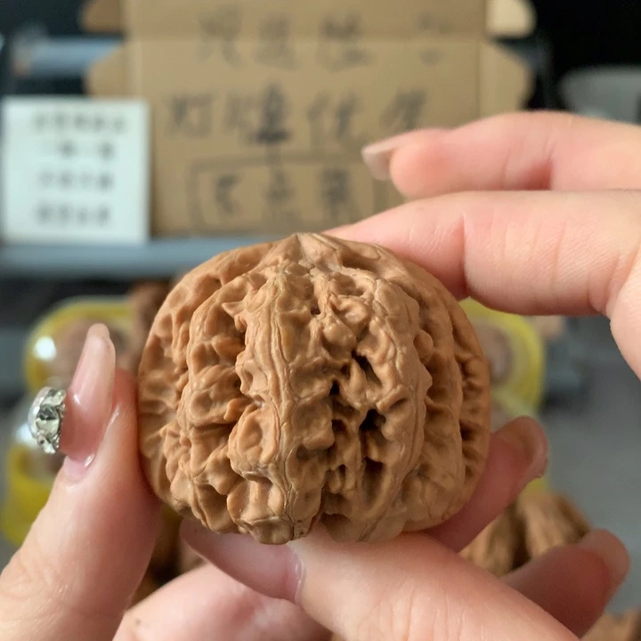 加***鲁吊坠文玩核桃异形单只，有瑕疵
