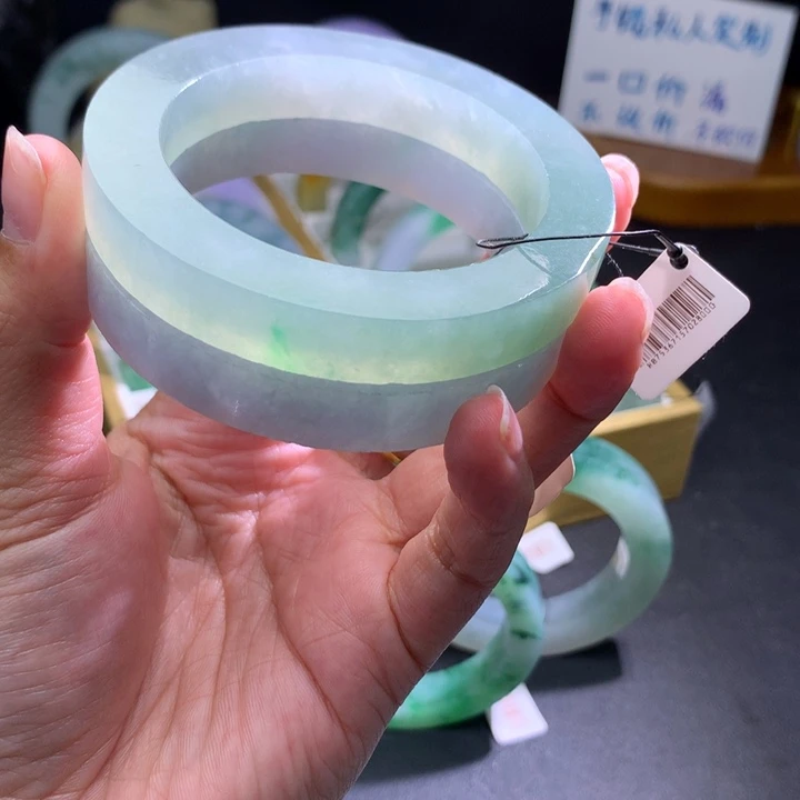 定制翡翠未镶嵌翡翠手镯