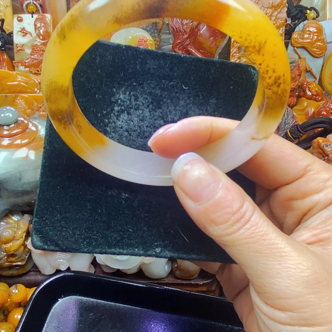 未镶嵌石英质玉（黄龙玉）颈饰