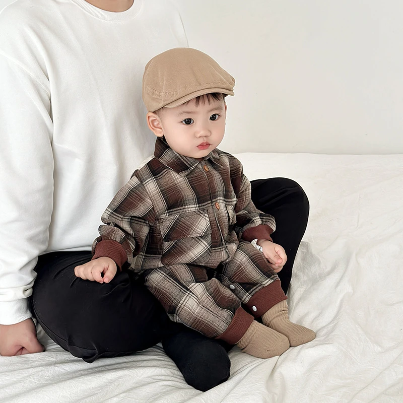 婴儿春装衣服春季男宝宝连体衣外出服新生儿满月爬爬服格纹帅气潮