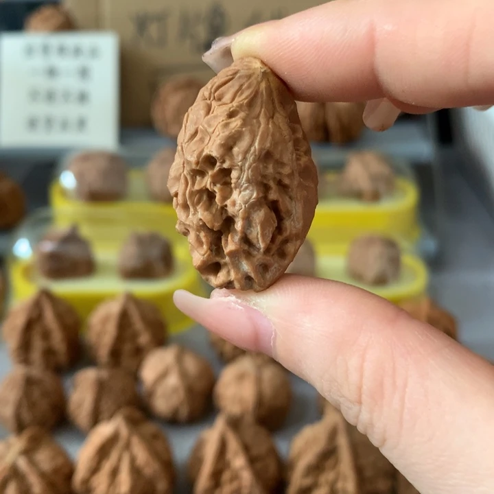 鸿***吊坠文玩核桃异形单只，有瑕疵