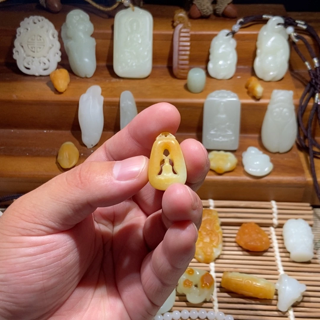 陵***）颈饰未镶嵌和田玉