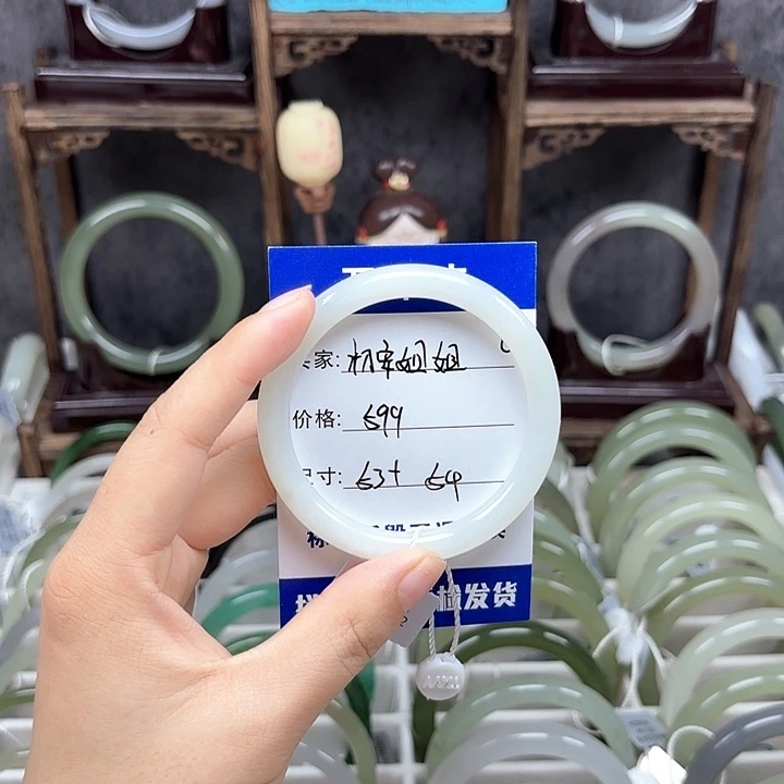 初***姐和田玉未镶嵌手镯