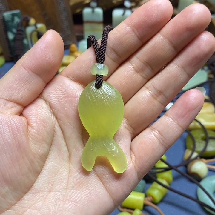 温***凛蛇纹石玉未镶嵌颈饰