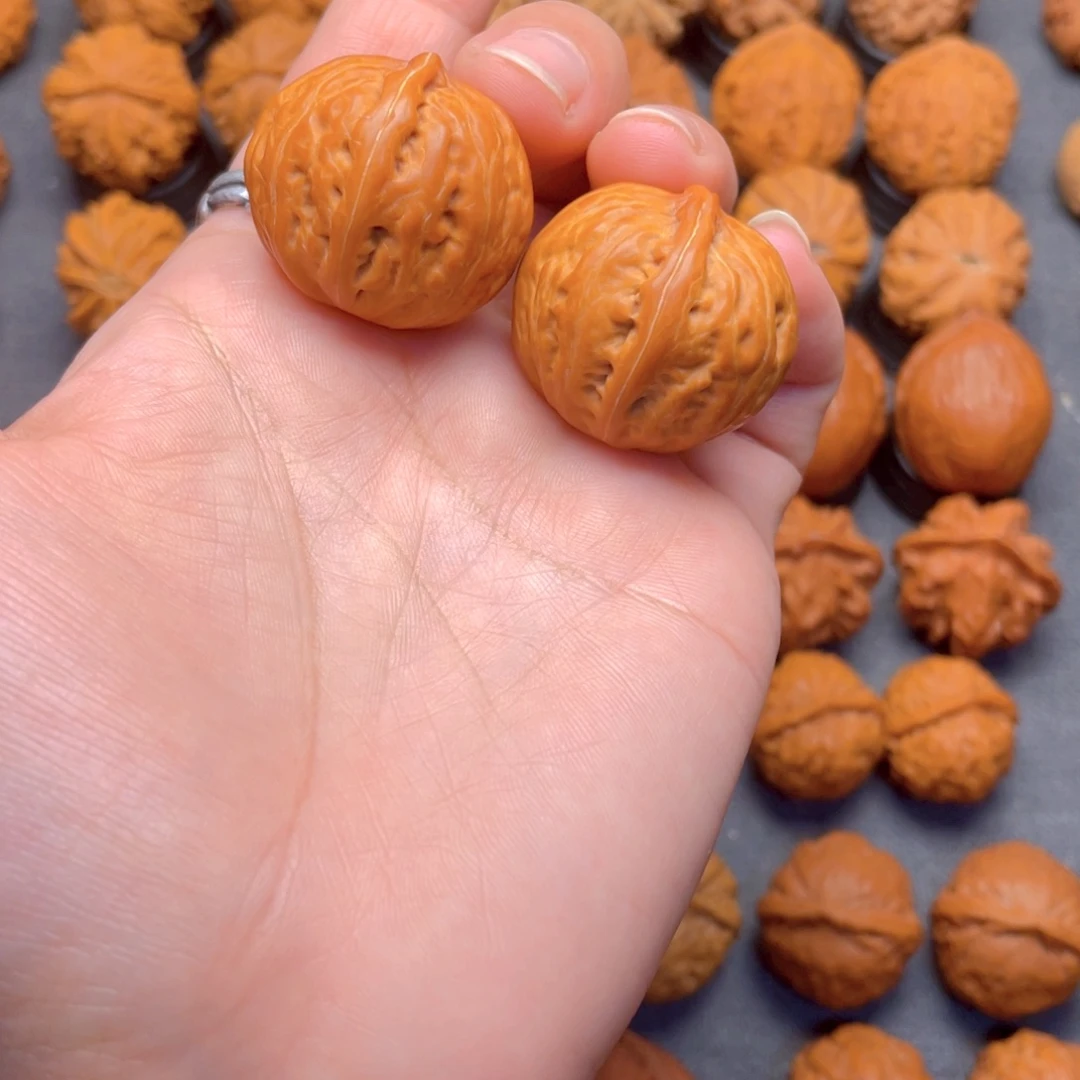 核桃文玩把件玉化元宝