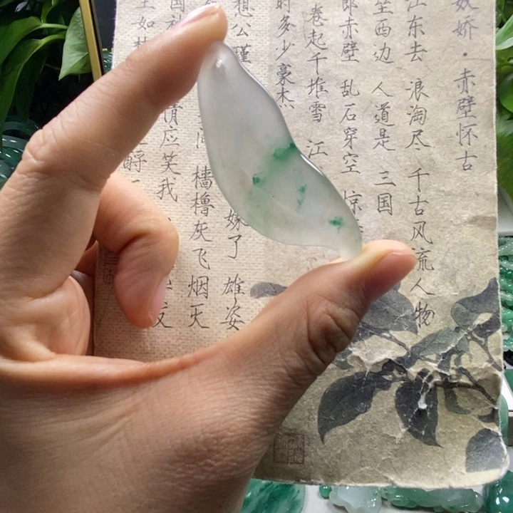 茶***语石英质玉未镶嵌颈饰