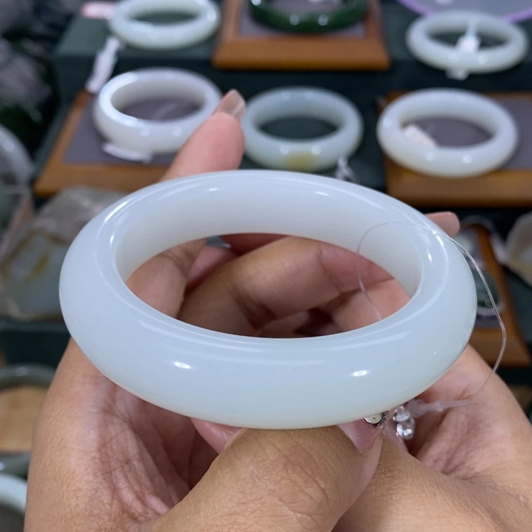 和田玉手镯未镶嵌