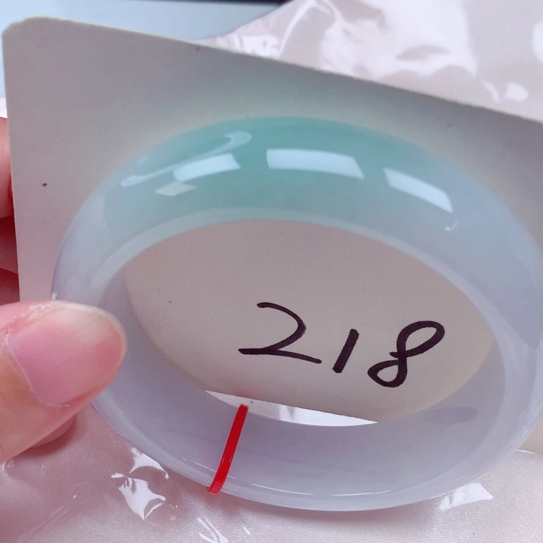 翡翠手镯未镶嵌翡翠