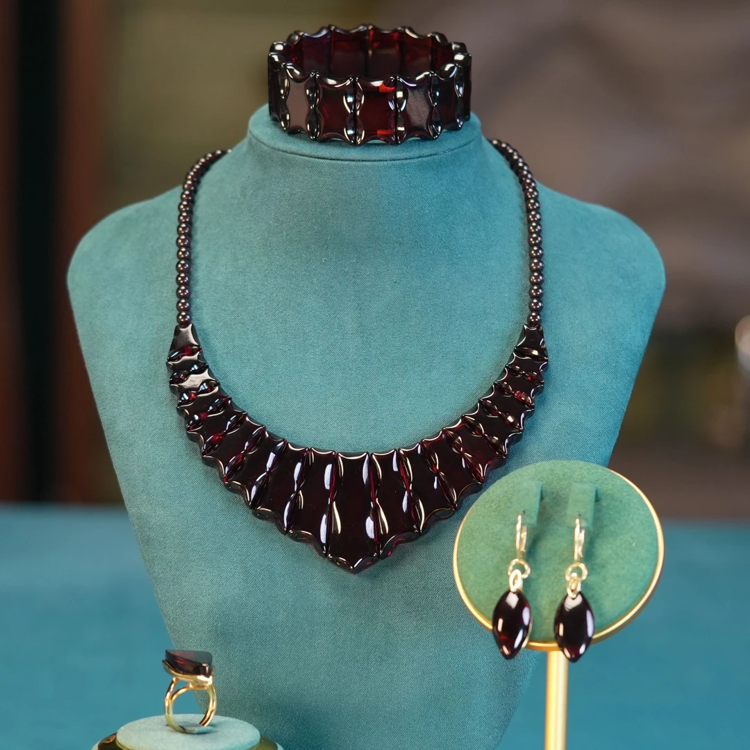 天然琥珀蜜蜡套装66.4gتەبىئىي كەھرىۋا يۈرۈشلۈك