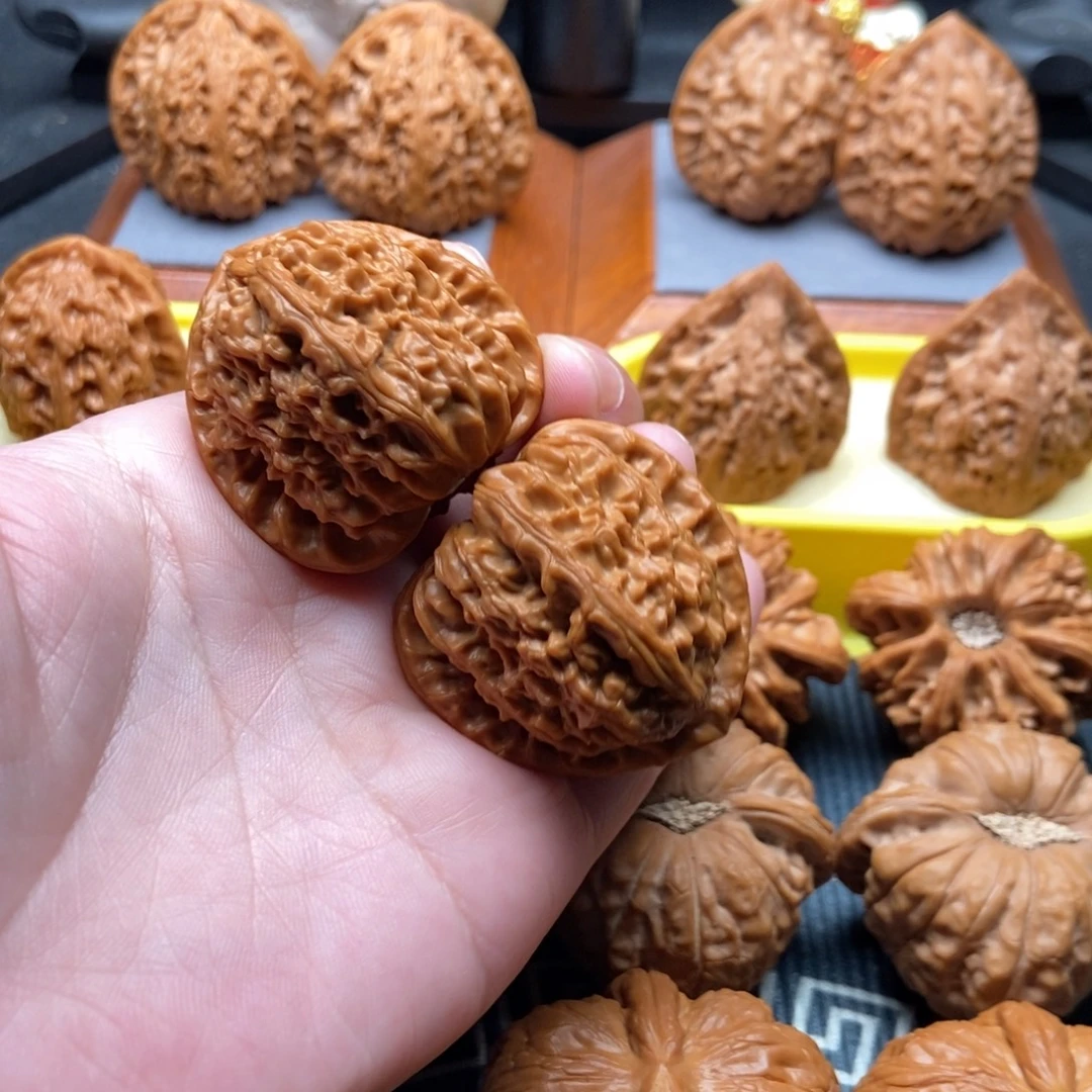 文玩核桃吊坠三角白