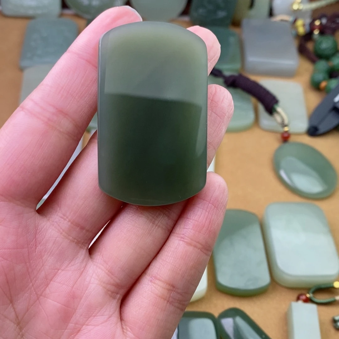 和田玉颈饰未镶嵌芝**门微包容有色点