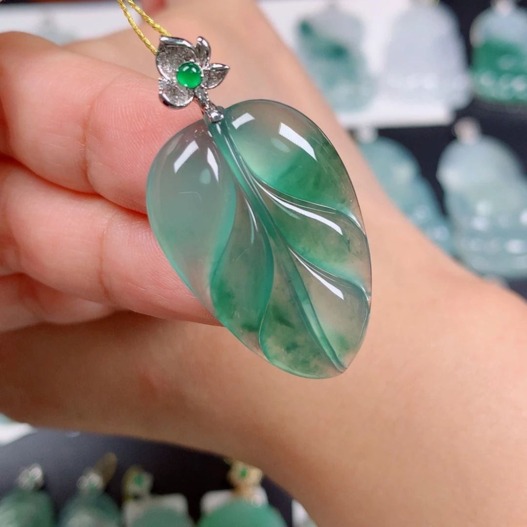 翡翠18K金镶嵌颈饰叶子