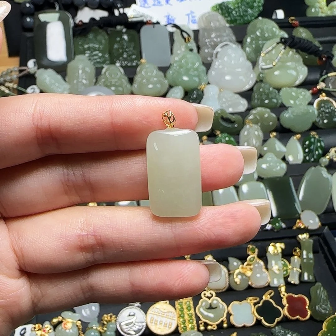 颈饰18K金镶嵌和田玉