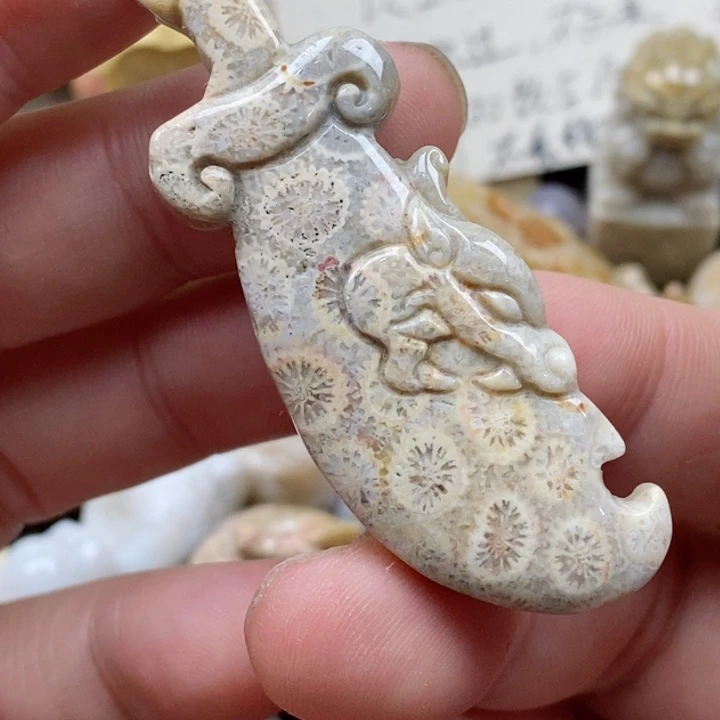 颈饰未镶嵌硅化珊瑚（珊瑚玉）有瑕