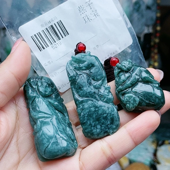 颈饰足铂镶嵌翡翠翡翠