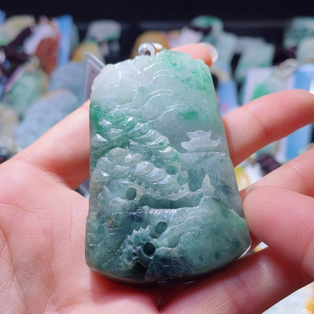 翡翠未镶嵌颈饰一个