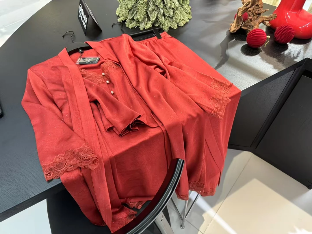 言子甄选—2025春夏新品新年红冰丝吊带蕾丝拼接镶钻睡衣三件套