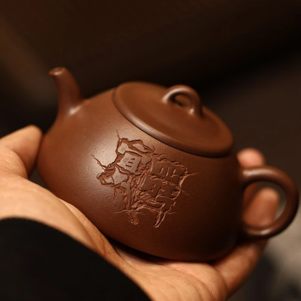 许晟宵【秦衡二式壶】全新原创款 储超刻绘装饰 紫泥 全手工制140cc