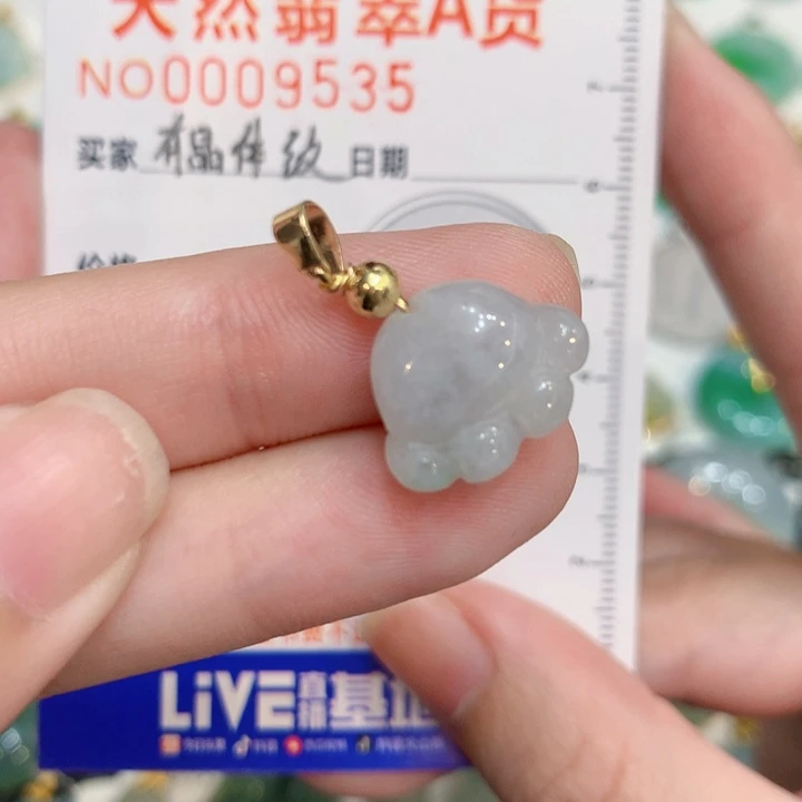 翡翠未镶嵌颈饰猫