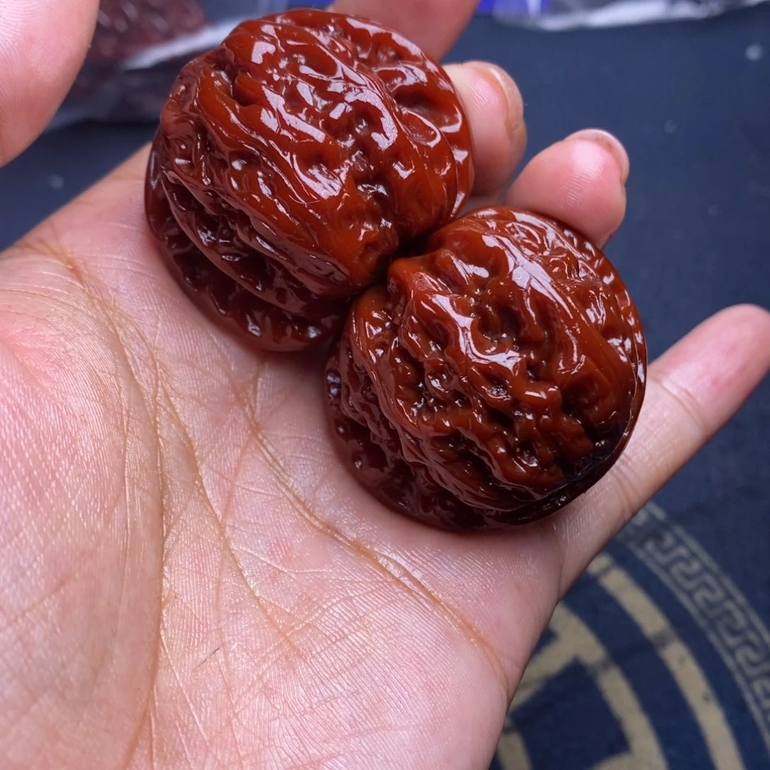 文玩核桃吊坠白狮子 40