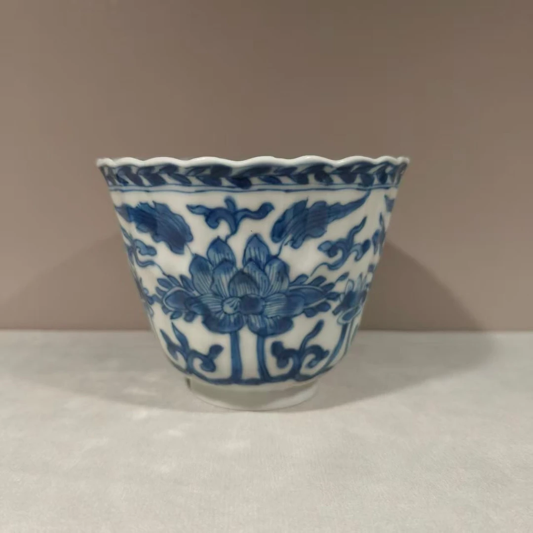 349 清 康熙 青花花卉花口铃铛杯
