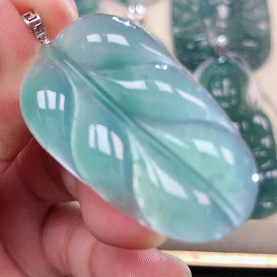 【闪购商品】颈饰18K金镶嵌翡翠