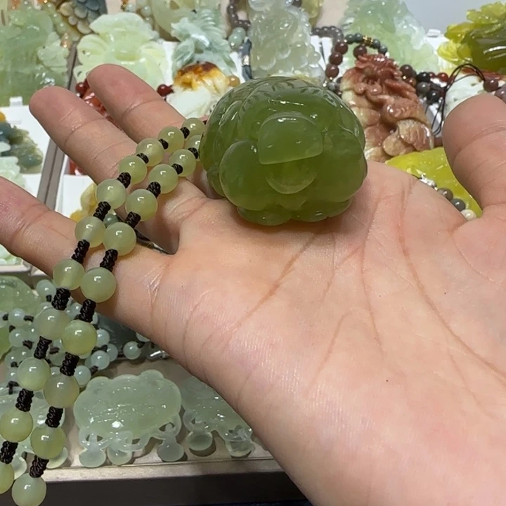 蛇纹石玉吊坠未镶嵌