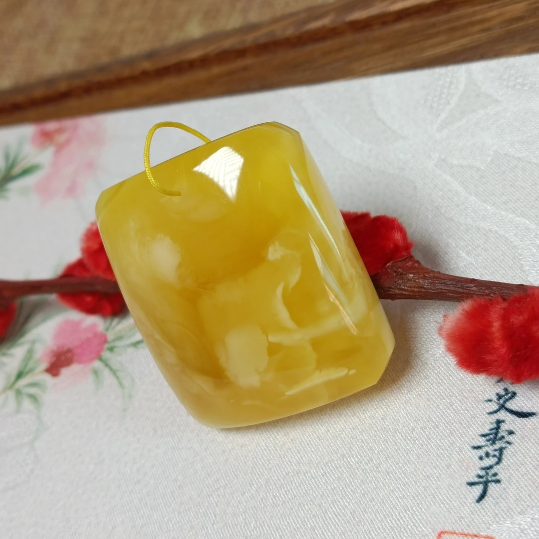 天然蜜蜡平安牌吊坠~俄料蜜糖白妖花品质~规格尺寸38*34*15~5232