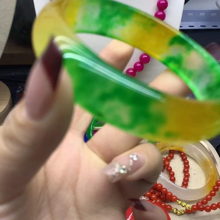 翡翠颈饰未镶嵌手镯