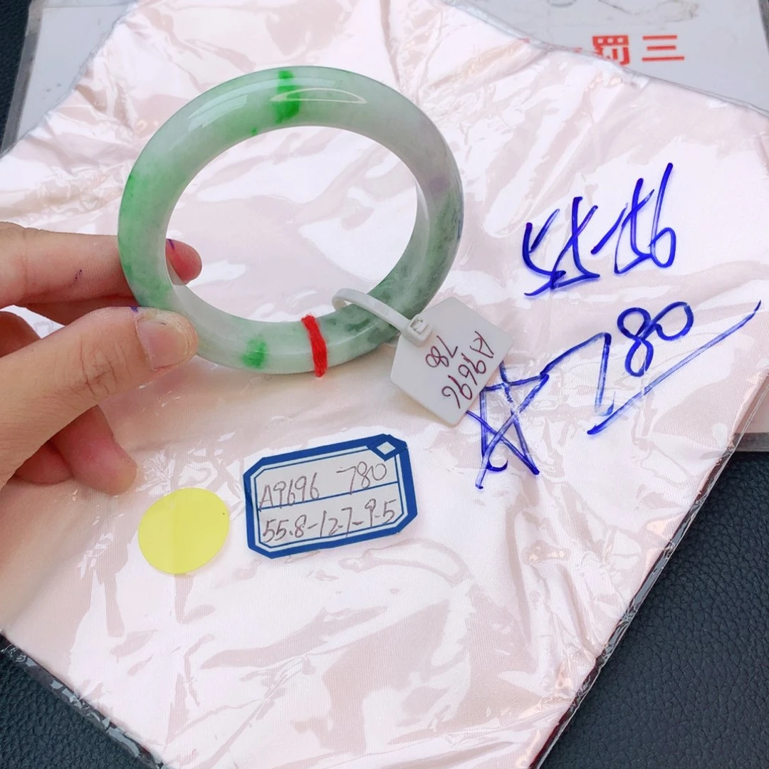 翡翠手镯未镶嵌翡翠