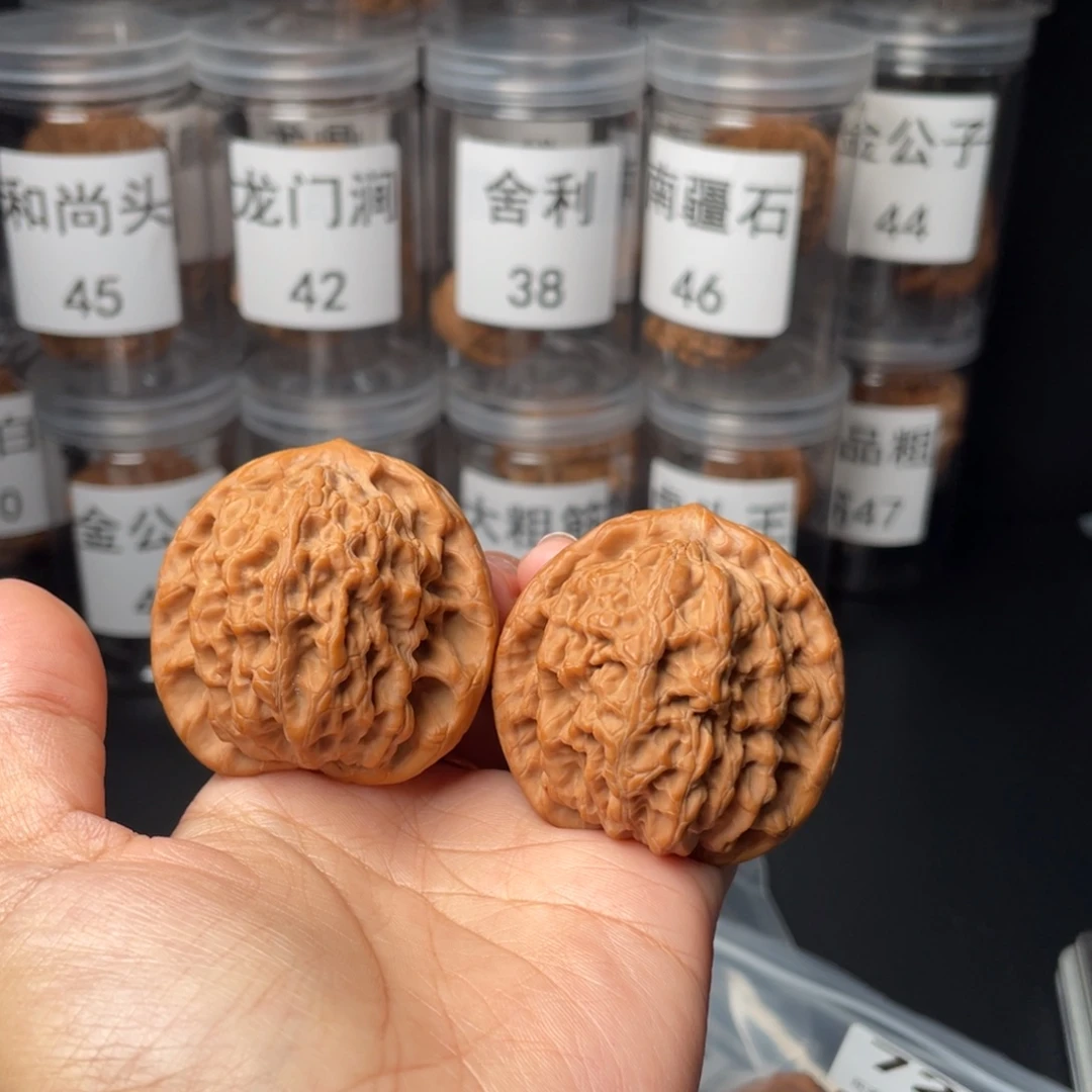 帅***牛文玩核桃把件46金公子