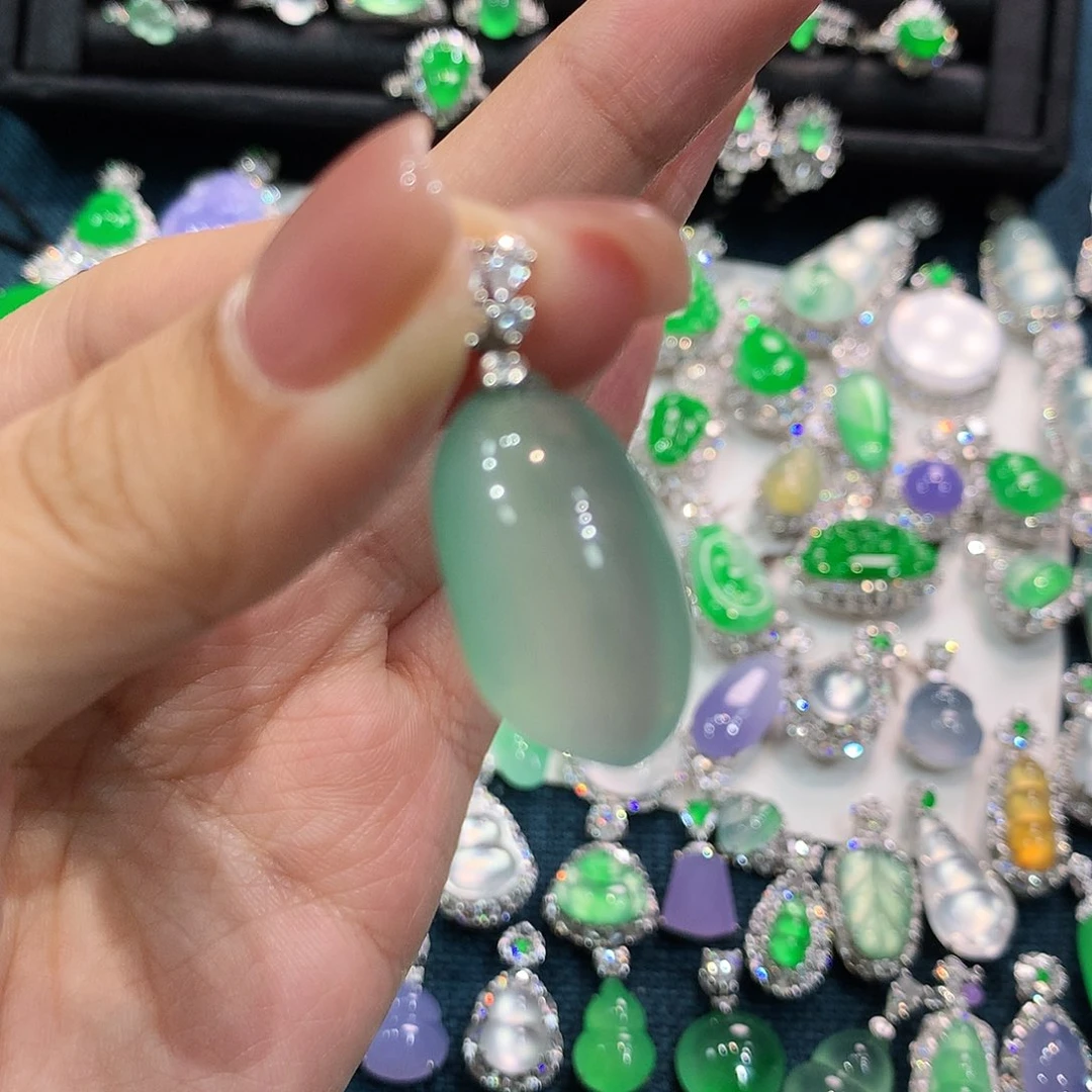 翡翠18K金镶嵌颈饰瓜