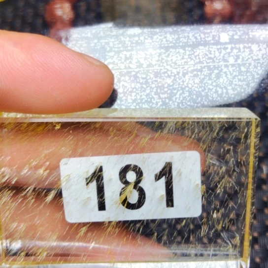 未镶嵌颈饰水晶。*水晶