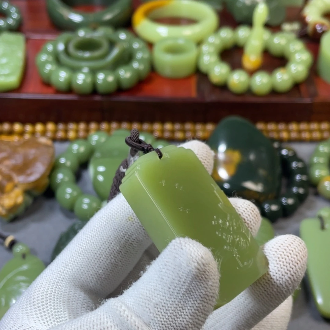 上***鸿岫岩河磨玉（透闪石质玉）未镶嵌挂件